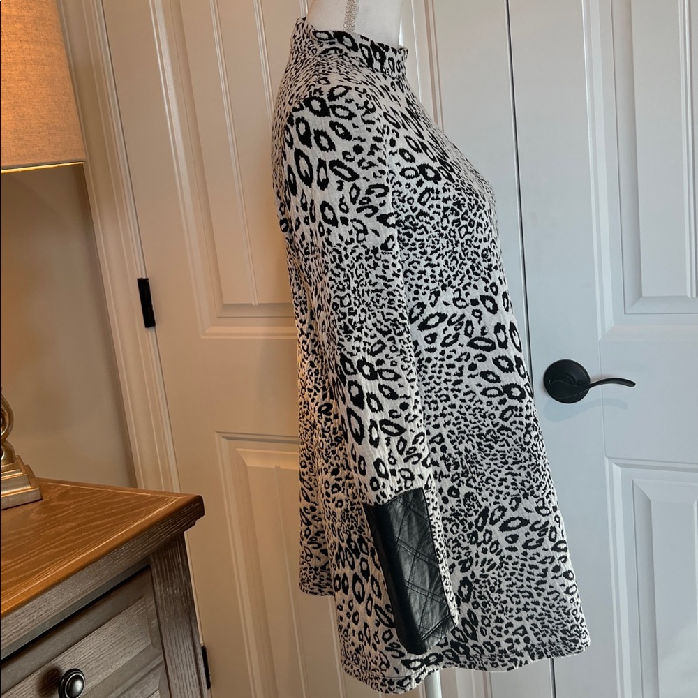 Tyler Böe Leopard Mock Neck Tunic Top XS Faux Leather Elbow Patches Black White - Picture 8 of 16